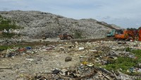 Kondisi TPA Cipayung, Depok ini perlu penanganan lebih dikarenakan sampah yang sudah lama overload.