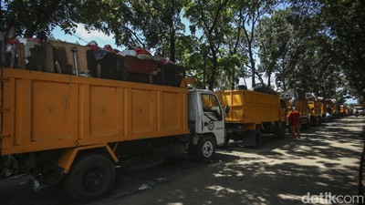 Usai Ditutup, Truk Sampah Antre di TPA Cipayung Depok
