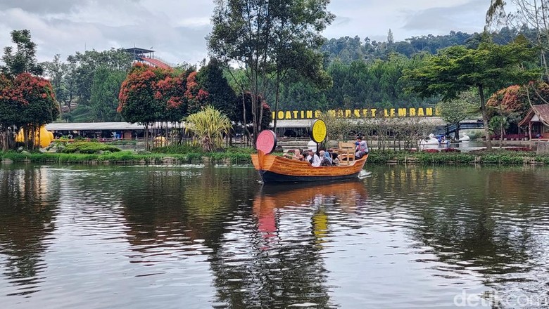 Wahana baru di Floating Market Lembang, Kabupaten Bandung Barat.