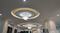 Untuk sistem penerangan, area lobi kantor PBNU ini dilengkapi dengan beberapa jenis lampu gantung dan juga lampu sorot. Terlihat ada tiga lampu gantung dengan ornamen kristal yang membuat ruangan tampak berkilau. Selain itu terdapat juga lampu pelengkap yang jumlahnya belasan. Semua tersebar di seluruh area lobi.  Foto: Devi Setya/DetikHikmah