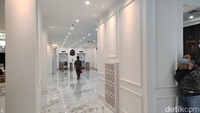 Tampak area lobi ini mengusung desain modern dengan dominasi warna putih pada bagian dinding dan langit-langitnya. Area lantai menggunakan pualam dengan corak abu-abu yang menambah kesan elegan. Foto: Devi Setya/DetikHikmah