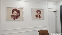 Beberapa sofa dan kursi juga disediakan untuk menyambut tamu yang hadir. Lobi ini dilengkapi dengan meja resepsionis dengan petugas ramah yang siap membantu memberikan informasi. Area dinding dihias dengan potret dari beberapa ulama NU.  Foto: Devi Setya/DetikHikmah