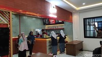 Gus Yahya menambahkan, area lobi ini juga dilengkapi dengan kafe yang menyediakan minuman seperti kopi, serta makanan ringan. Suasananya diharapkan dapat mengubah mood siapa saja yang datang ke PBNU ini, ujar Gus Yahya. Foto: Devi Setya/DetikHikmah