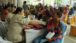 Antusias Warga Kampung Nelayan Surabaya Ikuti Pemeriksaan Kesehatan Gratis