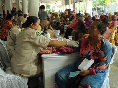 Antusias Warga Kampung Nelayan Surabaya Ikuti Pemeriksaan Kesehatan Gratis