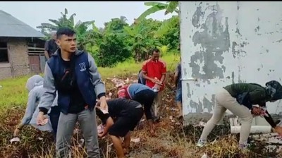Momen Warga Berebut Kutip Uang Berserak di Padang Pariaman