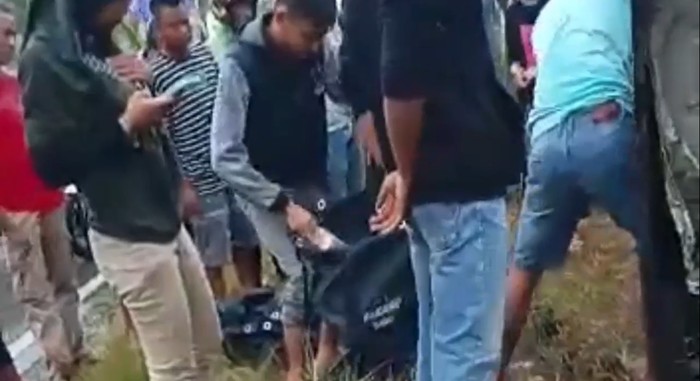 Warga mengutip uang yang berserakan di Padang Pariaman