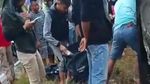 Momen Warga Berebut Kutip Uang Berserak di Padang Pariaman