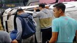 Momen Warga Berebut Kutip Uang Berserak di Padang Pariaman