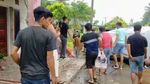 Momen Warga Berebut Kutip Uang Berserak di Padang Pariaman
