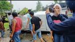 Momen Warga Berebut Kutip Uang Berserak di Padang Pariaman