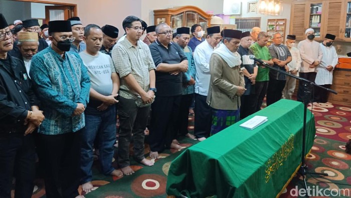 Ais Suaedah, ibunda dari Bupati Sukabumi Marwan Hamami dan Wakil Wali Kota Sukabumi Andri Hamami meninggal dunia, Sabtu (7/1/2023).