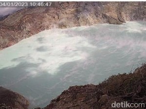 Ijen Waspada, Warna Danau Kawah Berubah-Suhu Meningkat 45 Derajat
