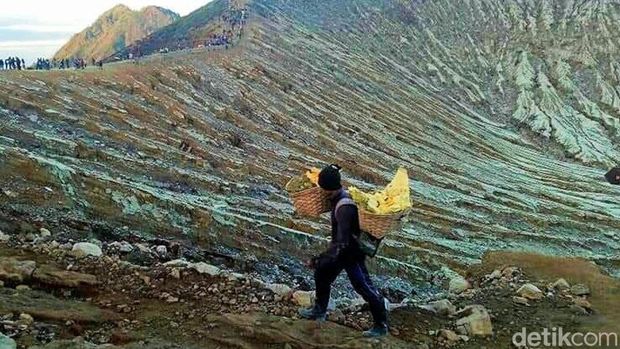 Aktivitas penambang belerang di Kawah Ijen, Banyuwangi