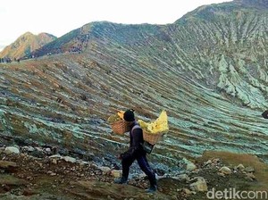 Peningkatan Aktivitas Ijen Tak Ganggu Aktivitas Wisatawan-Penambang Belerang