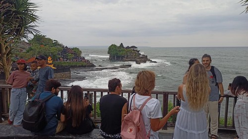 Aktivitas wisata di Tanah Lot yang mulai menggeliat pada awal 2023. (chairul amri simabur/detikBali)