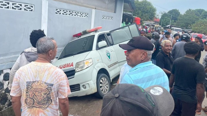 Ambulans bawa jenazah terlibat kecelakaan beruntun di Jayapura.