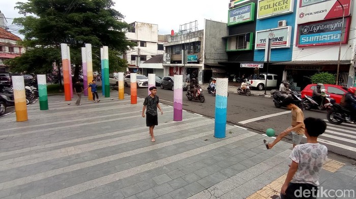 Anak-anak bermain sepakbola di Jalan Naripan, Kota Bandung.