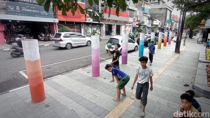 Anak-anak bermain sepakbola di Jalan Naripan, Kota Bandung.