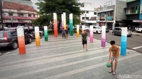 Beberapa anak-anak Naripan juga pernah tertabrak kendaraan saat memungut bola. Namun, mereka tak kapok. Tetap bermain bola dengan ceria. Kebahagian memudarkan rasa takut anak-anak Naripan. (Foto: Sudirman Wamad/detikJabar)