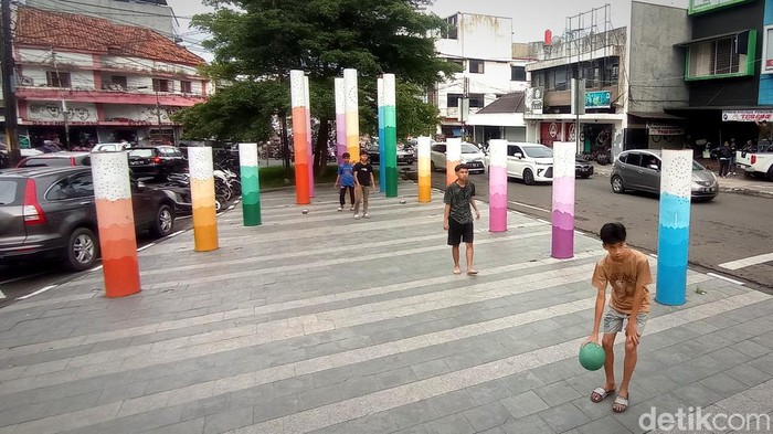 Anak-anak bermain sepakbola di Jalan Naripan, Kota Bandung.