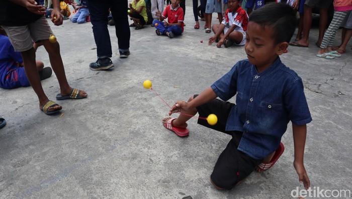 Anak-anak mengikuti lomba lato-lato di Kota Bandung.