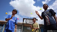 Tingkah mereka menuai tawa dan decak kagum para penonton di lokasi. (Foto: Bima Bagaskara/detikJabar)