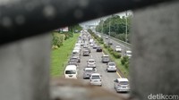 Mumuh salah seorang pengendara asal Kabupaten Purwakarta mengaku mengantarkan anaknya kembali ke pondok pesantren. Sebab, pada Senin (9/1/2022), anaknya mulai masuk sekolah. Ya Senin masuk sekolah. Jadi biar ada jeda istirahat sehari dulu, kata Mumuh kepada detikJabar di Tol Pasteur, Sabtu (7/1/2023). (Foto: Sudirman Wamad/detikJabar)