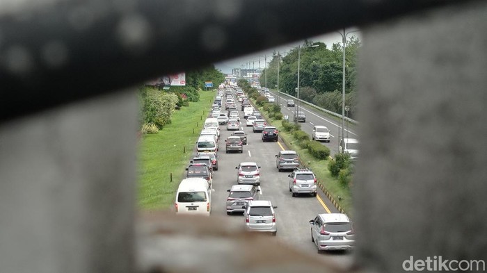 Antrean kendaraan di Tol Pasteur, Sabtu (7/1/2023).