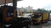Menurut data pengelola Tol Pasteur, dari pukul 06.00 WIB hingga 15.00 WIB, jumlah kendaraan yang keluar dari Tol Pasteur menuju Kota Bandung mencapai 21.001 unit. Lonjakan kendaraan terjadi sekitar pukul 08.00 WIB, yakni mencapai 2 ribuan kendaraan. (Foto: Sudirman Wamad/detikJabar)