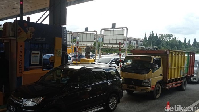 Antrean kendaraan di Tol Pasteur, Sabtu (7/1/2023). Antrean kendaraan di Tol Pasteur, Sabtu (7/1/2023).