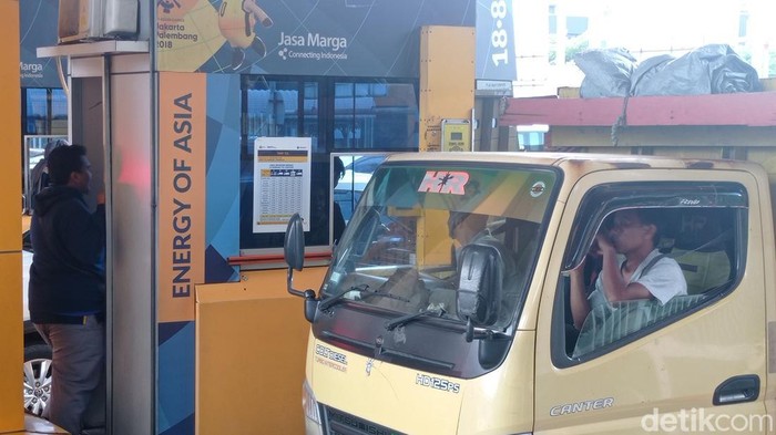 Antrean kendaraan di Tol Pasteur, Sabtu (7/1/2023).
