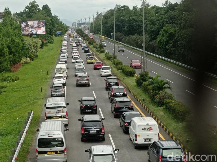 Lonjakan Kendaraan di Tol Pasteur