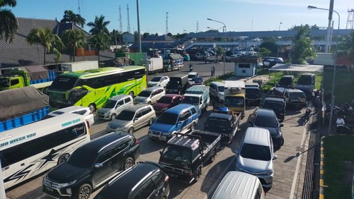 Antrean kendaraan mengular di areal Pelabuhan Gilimanuk, Jembrana, Bali, akibat penutupan aktivitas penyeberangan, Sabtu (7/1/2023). (Foto: Istimewa)
