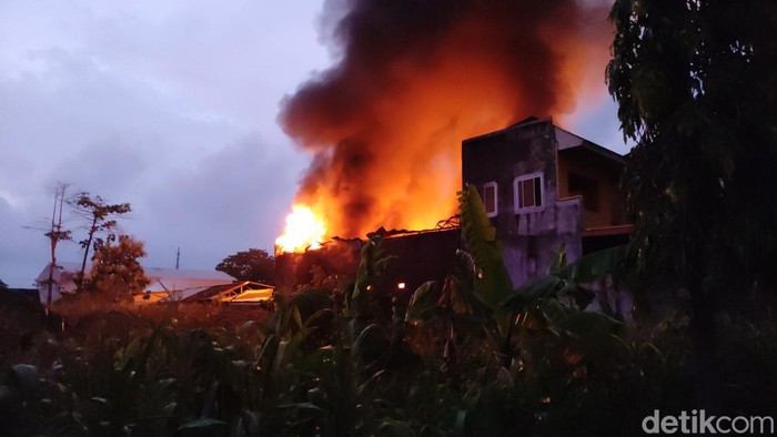 Api masih membakar gudang tiner di Pedurungan Semarang, hingga pukul 18.40 WIB, Sabtu (7/1/2023).