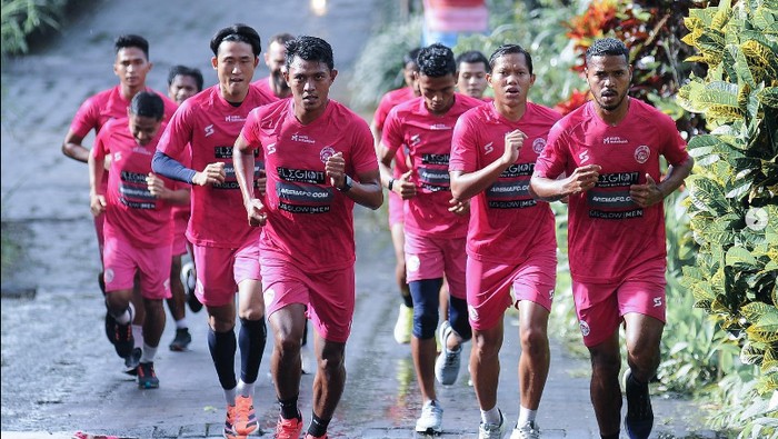 Skuad Arema FC sudah bangkit dari Tragedi Kanjuruhan. Energi mereka sudah positif seperti diungkapkan Psikolog Dian Wisnuwardhani.
