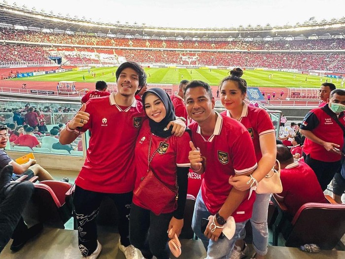 Atta Halilintar, Aurel Hermansyah, Raffi Ahmad dan Nagita Slavina nonton bola di GBK.
