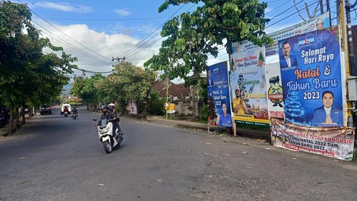 Baliho dan spanduk yang bertebaran di jalan protokol Kota Negara, Kabupaten Jembrana, Jumat (6/1/2023). (I Putu Adi Budiastrawan/detikBali).