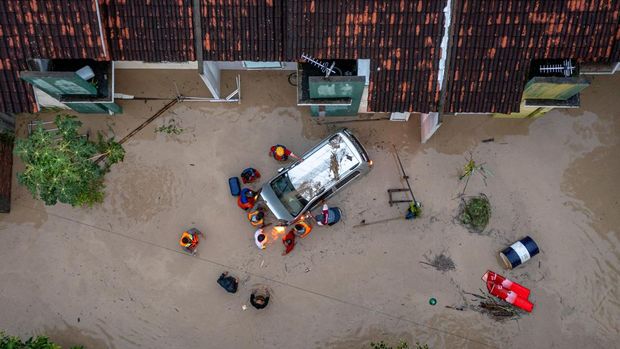 Banjir bandang Semarang melanda kawasan Tembalang. Bencana alam tersebut berdampak kepada ratusan warga setempat dan menimbulkan dua korban jiwa.