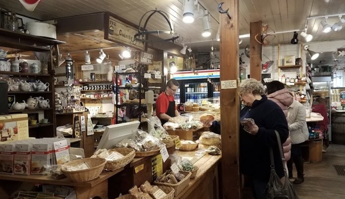 Bikin Nostalgia! Minimarket Sejak 1876 Ini Tawarkan Banyak Jenis Roti