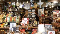 Mereka menawarkan beberapa kebutuhan rumah tangga mulai dari bahan makanan, peralatan dapur, bahkan printilan souvenir yang lucu. Foto: onlyunyourstate.com