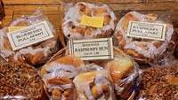 Namun, tempat ini juga dikenal menawarkan berbagai macam roti dan kue yang tak kalah enak dengan toko roti. Salah satunya cinnamon roll bun ini. Foto: onlyunyourstate.com