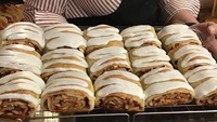 Mulai dari roti yang baru dipanggang hingga roti gulung dan kue kering, semuanya tersedia di minimarket ini. Foto: onlyunyourstate.com