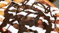 Kalau ini menu kue kopi keju dengan tambahan krim raspberry cokelat. Ini menu kue favorit yang wajib dicoba! Foto: onlyunyourstate.com