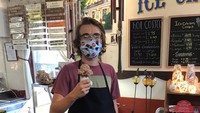 Tak hanya aneka roti dan kue, rupanya Williamsburg General Store juga menawarkan beberapa rasa es krim cone. Sepertinya enak ya? Foto: onlyunyourstate.com
