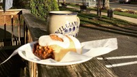 Jika sudah memilih kue atau roti, bisa langsung menikmatinya di area balkon dengan segelas kopi sambil melihat pemandangan asri. Seru ya?  Foto: onlyunyourstate.com