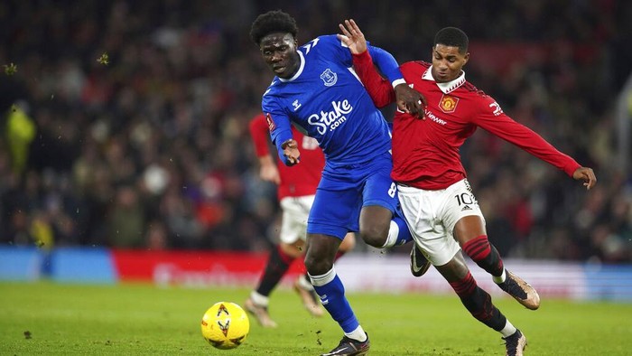 Evertons Amadou Onana, left, and Manchester Uniteds Marcus Rashford fight for the ball during the English FA Cup soccer match between Manchester United and Everton at Old Trafford in Manchester, England, Friday, Jan. 6, 2023. (AP Photo/Dave Thompson)