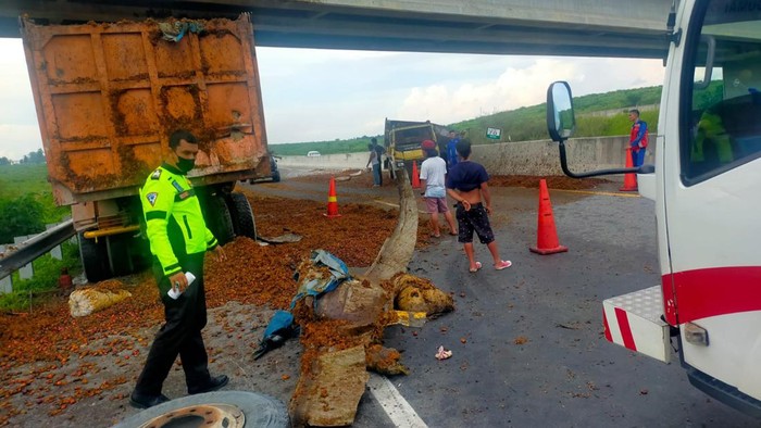 Brondolan sawit berserakan di badan Jalan Tol Pekanbaru-Dumai. (Foto: Istimewa)