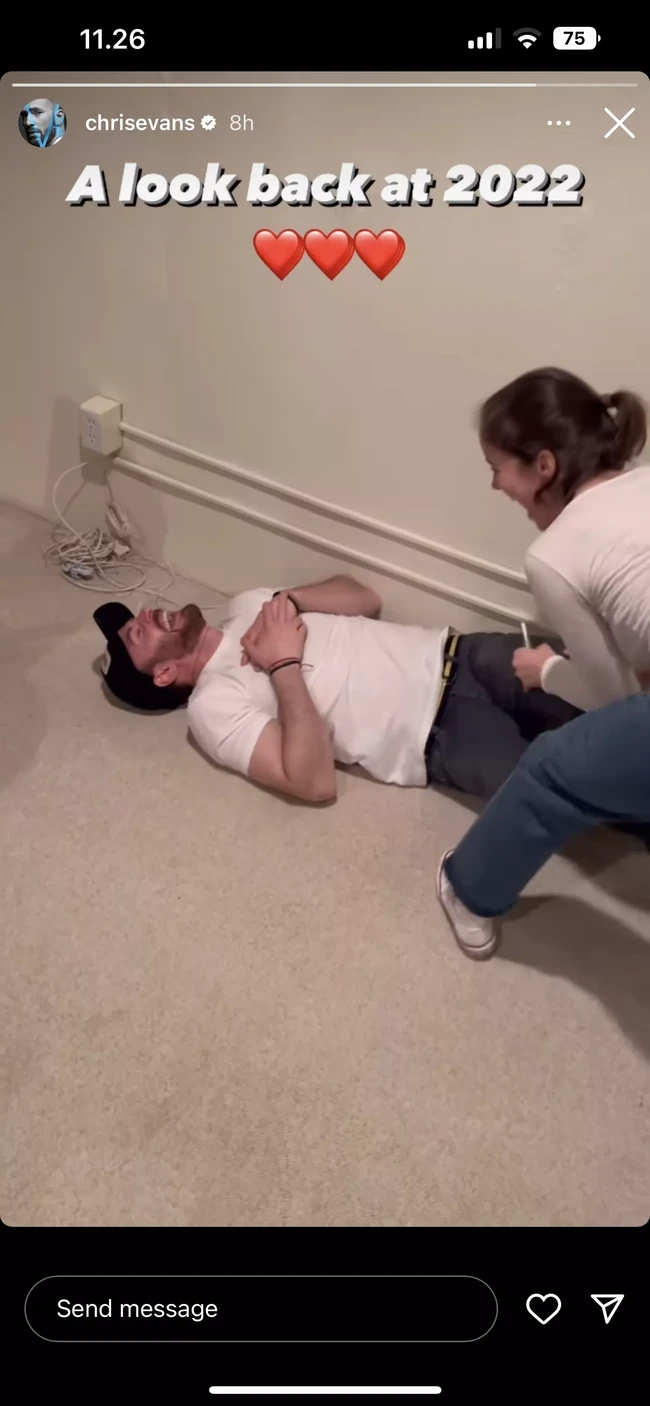 Dalam video yang diunggahnya terlihat Chris Evans dan Alba Baptista melakukan prank saling menakuti. Chris dan Alba terdengar saling memanggil ‘babe’ dalam video tersebut. Foto: Chris Evans/ Istimewa