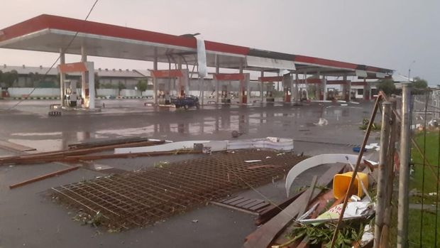 Dampak angin kencang yang melanda 2 kecamatan di Gresik